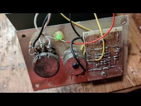 Light bulb stabilised sine wave generator