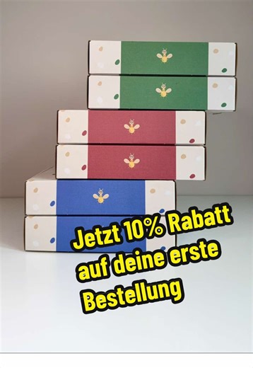🤩 Jetzt 10 % Rabatt auf deine erste Bestellung mit dem Code BLUBBERSPASS! 🛍️ Link zum Shop im Profil! Ich wollte Experimente, die funktionieren. Die Spaß machen. Die uns verbinden. Also habe ich sie selbst entwickelt. 🧪✨ Für Mamas und Papas, die: 💛 keine Lust auf Fails und Stress haben 💛 echte Qualitätszeit wollen 💛 ihre Kinder stärken möchten Wenn du genau das suchst, dann teste jetzt unsere Experimentierboxen und erlebt gemeinsam echte „Aha“-Momente. 🪺🎁 Auch perfekt als Ostergeschenk! 