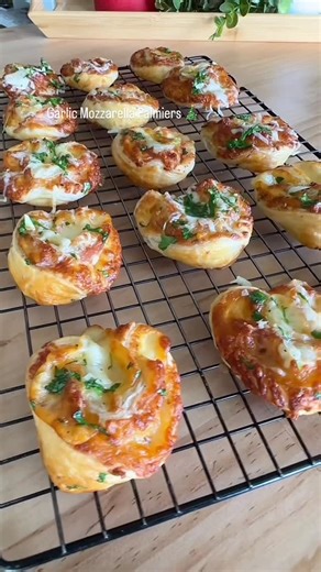 Dee | Food for everyone on Instagram: "24 Days of Christmas Appetizers Pt 21 🎅 1 sheet puff pastry 200g mozzarella 80g pancetta or thin streaky bacon (optional) 1/2 tsp oregano mixed with cheese 1 egg for brushing Topping: 1 x garlic clove chopped Olive oil Parsley chopped Preheat oven to 180C Brush a light layer of egg wash (not too much) over the pastry. Add 3/4 of the cheese and press down. Add the slices of bacon and fold both sides inwards to meet in the middle. Brush with egg wash and spr