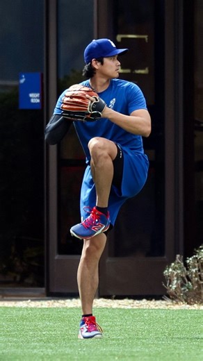 🔥 RESPETO Y ÉLITE EN SPRING TRAINING Edwin Díaz 🇵🇷 y Shohei Ohtani 🇯🇵 trabajando a la par en el Spring Training de los Dodgers. ⚾🔥 El cerrador boricua y el fenómeno global afinando detalles, intensidad máxima y mentalidad de campeonato. 💪 Via @mlb 🎥 #EdwinDiaz #ShoheiOhtani #SpringTraining #mlb | Cultura Sports