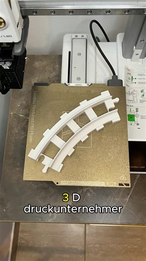 3D Druck Business Community • 3D Druck Business Experte • Tim on Instagram: "Du suchst eine industrielle 3D Druck Kalkulation mit Rechnungslayout? Dann schreibe Info in die Kommentare. Konstruktion: 0€ - bei diesem Modell ist die Annahme eines STL- Abos. Da dies indirekte Kosten sind, fließen die bei 30% Gemeinkosten mit ein. 3D Drucker - 199€ Strompreis 0,29€ Druckzeit: 1 Stunde Druckerverbrauch: 100 Watt PETG Filament: 14,99€ / 1kg Verbrauch: 36 Gramm Arbeitszeitkosten: 0,1 / 15€ (Minium) - En