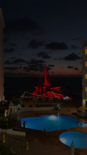 POV: te hospedas en un hotel donde las noches se sienten de serie de ficción 🎥✨ Luces, alberca, mar y una vibra misteriosa que solo se vive aquí. Hotel Delfín no es ficción… es experiencia. 🌊 Frente al muelle 🏖️ A pasos de la playa ✨ Zona Romántica 📞 Teléfono: 322 222 3050 📲 WhatsApp: 322 242 9471 🌐 Página web: www.delfinpvbeachresort.com #strangerthings #vacacion #puertovallarta #mexico | Delfín PV Beach Resort