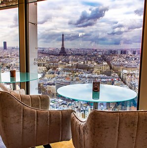Une vue incroyable sur Paris, des cocktails création délicieux et une nouvelle déco moderne, on vous emmène à la découverte du WINDO Bar - Hyatt Regency Paris Etoile ! Par ici l'adresse : https://bit.ly/2RLNTJS | Sortiraparis.com