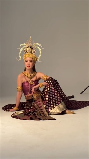 Pretty Thai Apsara 🇹🇭 . Apsara is one of the national symbols of Thailand. Thai Apsara refers to the traditional depiction of celestial dancers, inspired by Apsara reliefs found in ancient Hindu temples in the South Isan region of Thailand. . Credit: gwang_gimmick | Thai Culture to the World