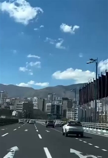 🔴 İran füzeleri, Amerika'nın hava durumu değiştirme teknolojisini yok etti.Bu yüzden şimdi Tahran tertemiz. Hava berrak ve temiz. Dağlarda kar geri döndü, şehirde yağmurlar başladı. Gökyüzü mavi oldu. Bulutlar pamuk gibi beyaz.