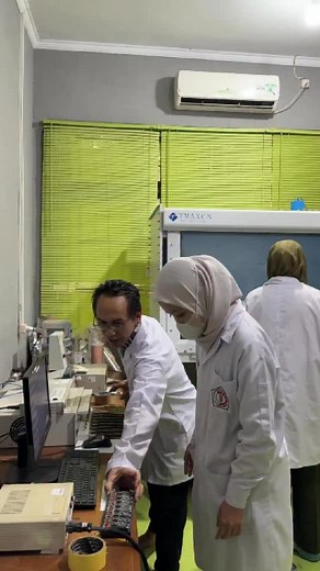 Menjahit Ilmu dan Manfaat Lewat Nanoteknologi 🌱⚙️ Dedikasi tanpa henti membawa I Made Joni, dosen dan peneliti Universitas Padjadjaran, masuk dalam daftar 2% ilmuwan paling berpengaruh di dunia versi Stanford University & Elsevier. Melalui riset nanoteknologi, ia menjembatani sains dasar dan penerapan nyata—dari inovasi pupuk berbasis silika hingga teknologi pengolahan air dan energi berkelanjutan. Apresiasi disampaikan langsung oleh Dirjen Riset dan Pengembangan, Fauzan Adziman atas kiprahnya 