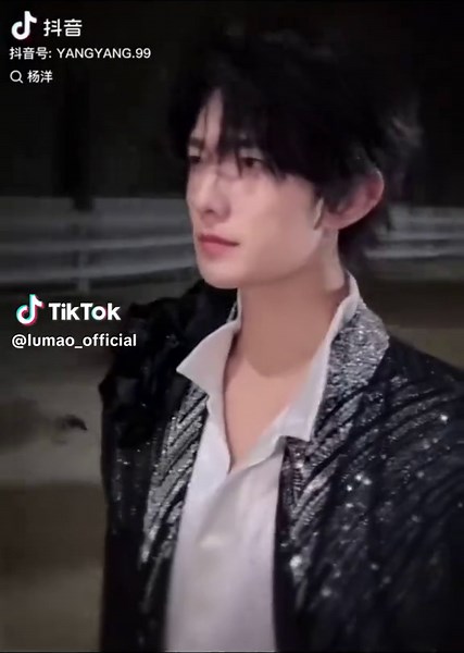 I see red… red roses. DifferentShadeOfRed— her “red”… and his three red roses. The timing says enough— Routine 09th still making its rounds. Just observing. 🤭❤️‍🔥 #YangLu #YangYang杨洋 #ZhaoLusi #