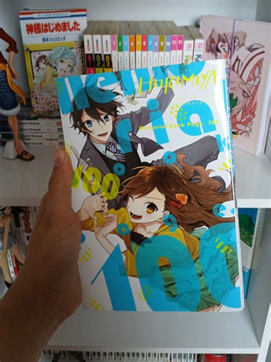 horimiya memorial book pag 100. são tantas artes lindas que não cabem nesse vídeo♡ #horimiya #miyamura #shoujo #mangacollector #unboxing