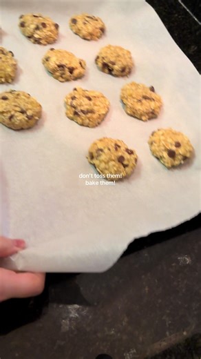 I tried a new banana choc chip cookie recipe and it turned out so good, and you only need 3 ingredients! will be making again🍌🍫🍪 Ingredients - 3 ripe bananas - Oats - Chocolate chips - (Optional) Honey Steps - Mash 3 large ripe bananas - Add in one and three-quarters cups of oats - Add in half a cup of chocolate chips (I did a mix of milk and dark chocolate) - Mix well to combine - (Optional) Add in a dash of honey - Bake at 350 F for ~10 mins or until done #healthydessert #easydesserts #heal