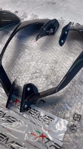 YAMAHA R1/M 2020/2025 winglets 🔥 �Twill Carbon Fiber winglets for Yamaha R1/M 2020/2025. Fits on race and street fairings. Supplied in shiny gloss and with installation bolts. Replica of Yamaha race winglets 2025 🚀 #Solooperedarte #Yamaha #R1 #YamahaR1 #R1M #Superbike #SBK #Winglets #Carbon #Carbonwinglets #Motogp #YamahaR1M #YamahaR1M2025 #GYTR | Motor Circle Auto Mobile