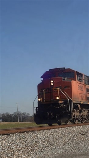 BNSF SD70ACe Loud K5LLA and nice horn salute