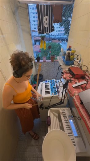 Helena Cruz on Instagram: "Washing Up Beat — an original loop I made in my laundry room under a very Brazilian 35°C heat. Every wrong take cost me a little bit of my blood pressure 😂 This time I pushed myself out of my comfort zone, playing with bass harmonies and leaving the main bass line to the Novation Swifty Bass Station (APHX pack). 2 days composing, 3 hours rehearsing, 2 hours recording, 53 takes. GEAR • Swifty Bass Station @wearenovation • Launchkey Mini Mk4 (MIDI-mapped to Ableton Sess