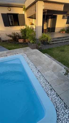 🇷🇪Vivez le charme du moderne dans un havre de paix Imaginez vos matinées ensoleillées, un café à la main sur la terrasse, le chant des oiseaux pour seule compagnie… Bienvenue dans votre villa contemporaine, où confort, élégance et sérénité ne font qu’un. 🏡 130 m² de modernité posés sur un terrain clos et verdoyant de 550m2 . ☀️ Une pièce de vie lumineuse avec cuisine ouverte et îlot central, parfaite pour partager de bons moments. ❄️ 4 chambres climatisées, 2 salles de bain, et une mezzanine 