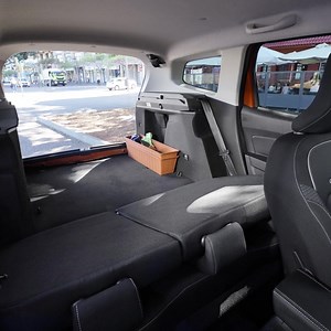 Oborite zadnja sedišta i ... Voila, koliko prostora! 😎 Da, novi Dacia Duster može puno toga. Konfigurišite svoju verziju! | Dacia