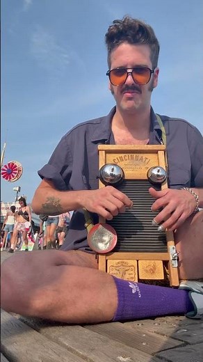 ☀️Coney Island gave the sunshine, Lucho brought the washboard 😎#coneyisland #usa #washboard