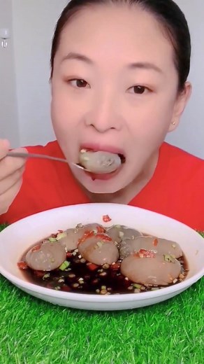 Raw Sea Anemone Mukbang: Eating Directly from the Sea