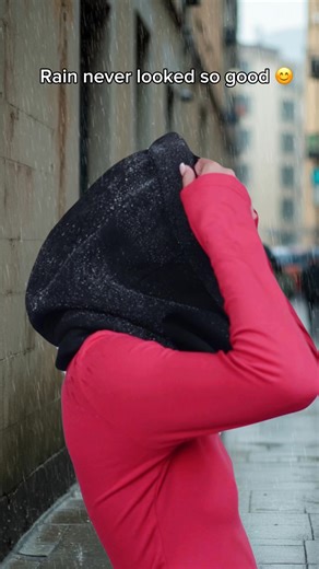 Introducing the Infinity Rain Scarf ,the scarf that redefines what rainy days can look like. 💜🧣 For too long, we’ve settled for flimsy umbrellas, oversized jackets, and scarves that soak through in minutes. The result? Frizz, ruined edges, and a style that feels anything but polished. That’s where Hairbrella steps in. 💧 Crafted with 100% waterproof fabric, the Infinity Rain Scarf keeps every drop away from your crown. 👑 Its satin-lined interior isn’t just soft, it protects your hair’s natura