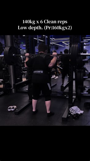 Squats getting smoother. Wanna hit 170kg soon but idk if I can. #muscle #buff #gym #workout #gymshark