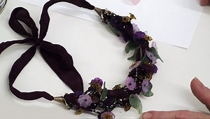 How to Color Lucite Flowers and Leaves with Gilders Paste