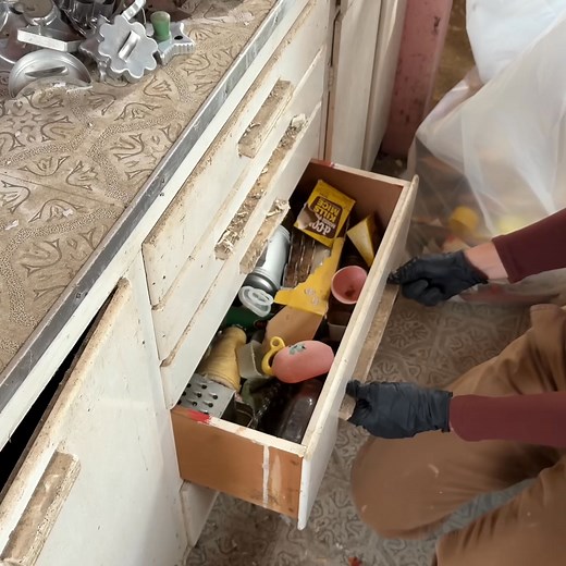 510K views · 12K reactions | It's time for WEEK 1 of cleaning my abandoned house!!️粒 I'm finding so many knick knacks going through these kitchen drawers and cabinets. #abandoned #antiques #collectibles #cleaning #home | Tia Weston | Facebook