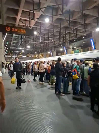 Hora pico estación Plaza Venezuela, 7:21 AM | Metro de Caracas