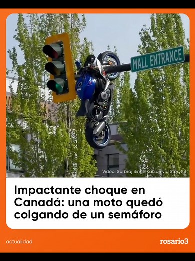 Moto quedó colgando de un semáforo tras choque en Canadá