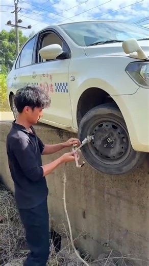 Car Falls Into A Ditch; An Experienced Driver Solves The Problem With One Simple Trick