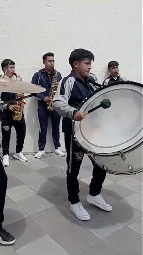 MIRA JOVEN DEL TAMBOR DA TODO POR SU GRUPO CANSADO Y SUDADO SIGUE TOCANDO@INGENIUS1969VAMOS XLOS50K