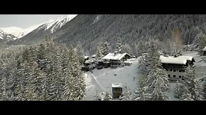 Découvrez un hameau insolite de chalets à 10 min du centre de Chamonix Mont-Blanc. Vous pourrez louer un chalet, une suite ou des chambres avec jacuzzis privatifs en pleine nature et découvrir un restaurant gastronomique renommé. | LES CHALETS DE PHILIPPE
