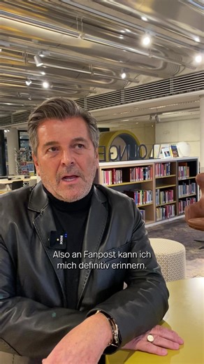 🎤 Auftritte von westdeutschen Musikerinnen und Musikern in der DDR, kommen nicht allzu oft vor. Das SED-Regime achtet ganz genau darauf, wer dort auf der Bühne steht. 🕺 Zu den Künstlern, die dennoch in der DDR Konzerte geben dürfen, gehört Thomas Anders. Nach dem Aus der Band Modern Talking geht er im Herbst 1989 erstmals als Solo-Künstler auf Tour – und spielt auch Konzerte in ostdeutschen Städten. Im Gespräch mit uns erzählt er, wie er die Zeit kurz vor dem Mauerfall in der DDR erlebt hat. D