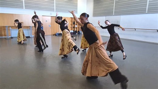 Institut del Teatre on Instagram: "El coreògraf i bailaor @jose_manuel_alvarez_flamenco ha creat una nova coreografia per a l’alumnat de 4t curs de Dansa Espanyola del Conservatori Professional de Dansa (CPD) de l'Institut del Teatre. La peça parteix de “Niña ahogada en el pozo”, una de les cançons de l’àlbum Omega d’Enrique Morente, basat en un poema de Federico García Lorca. Des del flamenc actual, la coreografia dialoga amb la dansa espanyola i la dansa contemporània. Els intèrprets transiten