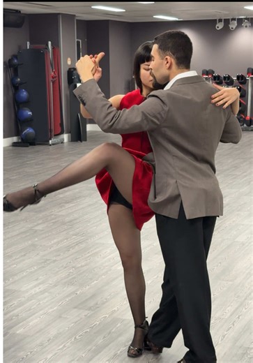 🌹 The Sacada (Displacement) is the action of taking the previous space of your partner with your own leg. 🔥 It is quite a powerful and intense movement, and corresponds perfectly to dramatic tangos! 🇬🇧 NEW Beginner Classes this week in Central London 👉 https://theargentinetangoschool.com/book-your-course/ We can’t wait to dance together ❤️ - Iro Davlanti-Lo & Adrien Bariki-Alaoui 🏆 European Champions of Argentine Tango 🎓 Founders of The Argentine Tango School