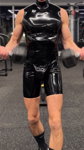 @theslickstud on Instagram: "Rubber workout 💪 Suit @darkroombrand X @jack.studiolondon #workout #latex #latexsuit #latexmodel #latexlife #rubber #rubbersuit #rubbermuscle #rubberman #rubbermen #twunk"