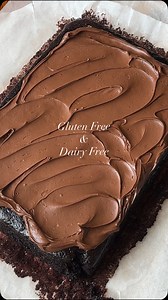Gluten and Dairy Free Chocolate Cake🍫🍰 Save this post to keep the recipe for later. It’s also written up on my website (link in bio) where you can bookmark and print the recipe. For the Chocolate Cake * 220g gluten-free plain flour blend (I use @dovesfarm “Freee”) * 1/2 tsp xanthan Gum * 100g cocoa powder * 1.5 tsp bicarbonate of soda * 350g caster sugar * 1 tsp salt * 2 eggs * 240ml milk alternative (I used soy milk) * 140ml oil * 180ml boiling water * Grease a 9″ x 13″ rectangular cake tin w