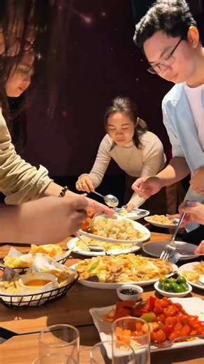 Ｙｏｕｒ Ｃｅｌｅｂｒａｔｉｏｎ， Ｏｕｒ Ｓｔａｇｅ． Looking for the perfect spot for your next family gathering or birthday celebration? 🎉 Experience our elegant KTV Rooms — high-end sound system, cozy atmosphere, and a menu full of flavorful dishes made with quality and care. ✨ Perfect for family bonding, simple parties, or any special occasion! 🍽️ OPEN DAILY: 10AM–2PM (Lunch) | 5PM–10PM (Dinner) 🎤 KTV ROOM RATES: KTV ROOM 1 & 2 — 6 to 8 pax • ₱4,000 consumable KTV ROOM 3 & 4 — 8 to 10 pax • ₱5,000 consumable KTV 