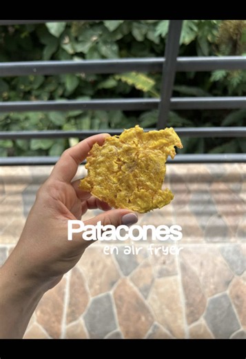 Patacones en freidora de aire Más crocantes y saludables que los tradicionales Después de pelar el plátano, partimos en pociones iguales Se van para el agua hirviendo unos 10 minutos con un poco de sal Los retiramos del agua y dejamos enfriar un poco Para la mezcla: Aceite de oliva Limón Ajo Y sal Pincelamos bien IMPORTANTE. Cuando les pongas la mezcla inmediatamente se van para la freidora, si les pones el aceite y los dejas ahí, se pueden desarmar. Y se van para la freidora Unos 18 minutos a 1