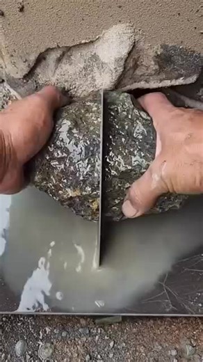 Satisfying Rock cutting, what's hidden inside? quartz #crystals #rockcutting #fypシ #foryoupage #stones
