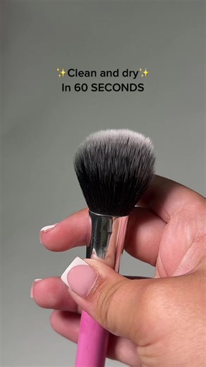 Clean and dry in just 60 seconds🫶✨ Kills 99.9% of bacteria🦠 Aloe Vera moisturising formula, Vegan, Cruelty free & eco friendly🌱 #isoclean #cleantok #brushcleaning #aloevera #beautyhacks #brushcleaninghack