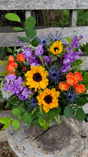 LOVED making this pretty Spring Arrangement! Let me know what you think down below 👇 | Flowers by the Bunch