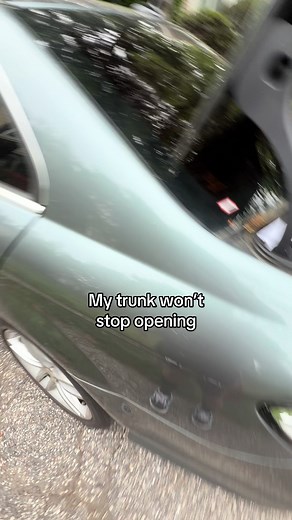 Mercedes trunk keeps opening: keys won’t stop it