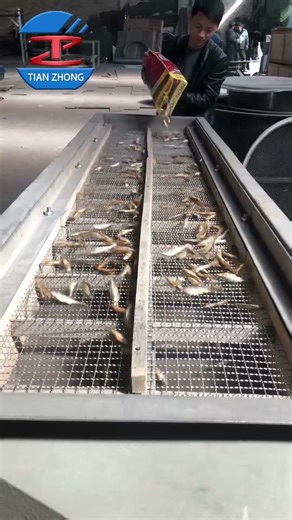 Customizable linear vibrating screen