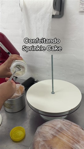Sprinkle Cake: Como Fazer o Bolo Granulado Tendência