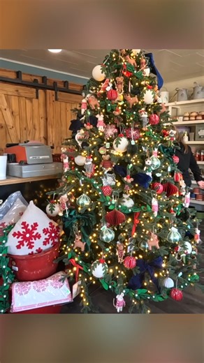 Decorating a Christmas Tree at the Garden Center! 🎄🥰🎄 | Garden Answer
