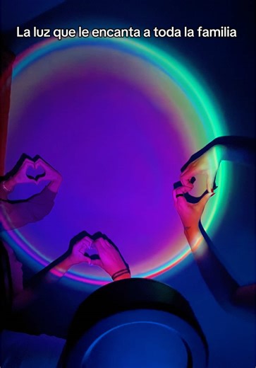 Transforma cualquier espacio con esta lámpara proyectora🌅✨ Luz LED RGB con control remoto, colores ajustables y rotación 180° para crear ambiente en tu cuarto, sala o estudio. Ideal para fotos, videos, decoración aesthetic o fiestas en casa. 💡 #luz #decoracion #luzesled