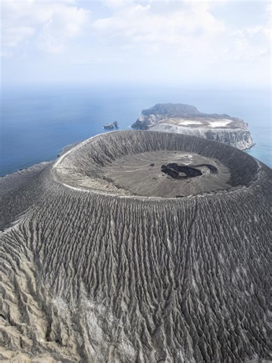 1.7M views · 72K reactions | Este Volcán  es un Paraíso de Mantarrayas Gigantes  | San Benedicto, Revillagigedo  #Volcan #crater #socorro #socorroislands #revillagigedo #buceo #mantarraya #gigante #buceo #crater #profundo | Alpha Expeditions | Facebook