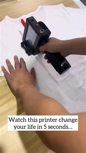 Creators and small businesses are already using this to make their packaging look more PROFESSIONAL. ✨ • Clean print (no smudging) • Fits in your hand (super portable) • Rechargeable & easy to use • Works on cardboard, plastic, fabric, paper… Your packaging is about to level up. 📦💗 → Order now 👇 | SmartInk Tools