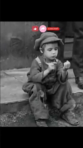 Charlie Chaplin Window Repair Scheme 😂 | The Kid 1921 #Shorts