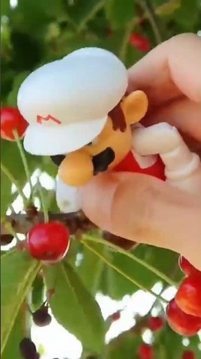 Mario klettert auf den Baum und sammelt Kirschen 🍒😂