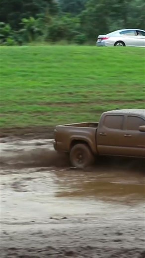 Kahaluu mud pit 🫣 #hawaii #trucks #mudpit #ai