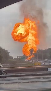 493K views · 862 reactions | Nasunog ang isang gas pipeline ng Petronas malapit sa Subang Jaya, Malaysia ngayong araw, na nagresulta sa pagkakasugat ng 33 katao. Ayon sa awtoridad, nagmula ang apoy sa 500 metrong tagas sa linya ng gas. Ilang bahay ang nadamay sa sunog at pitong residente ang nailigtas. Kasalukuyang iniimbestigahan ang insidente habang nananatiling alerto ang mga bumbero sa lugar. #TGFM | The Global Filipino Magazine | Facebook
